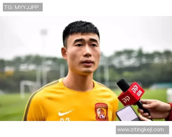 中国足球明星展现音乐才华弹唱经典歌曲引发球迷热议