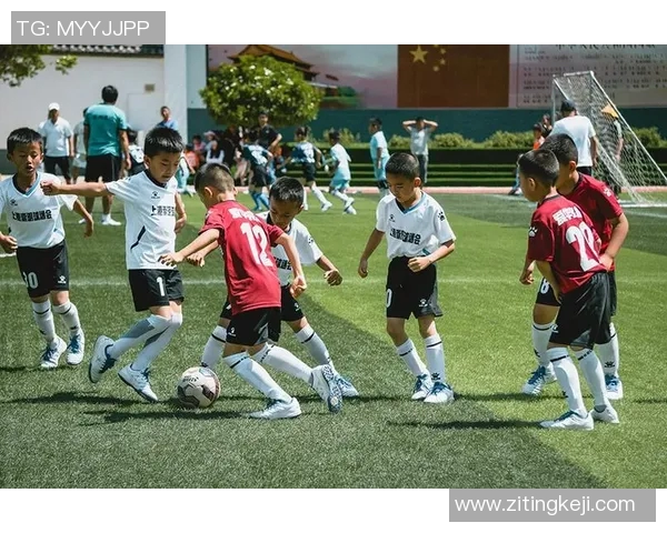 足球明星亲临现场为孩子加油助威展现父爱与运动精神的完美结合